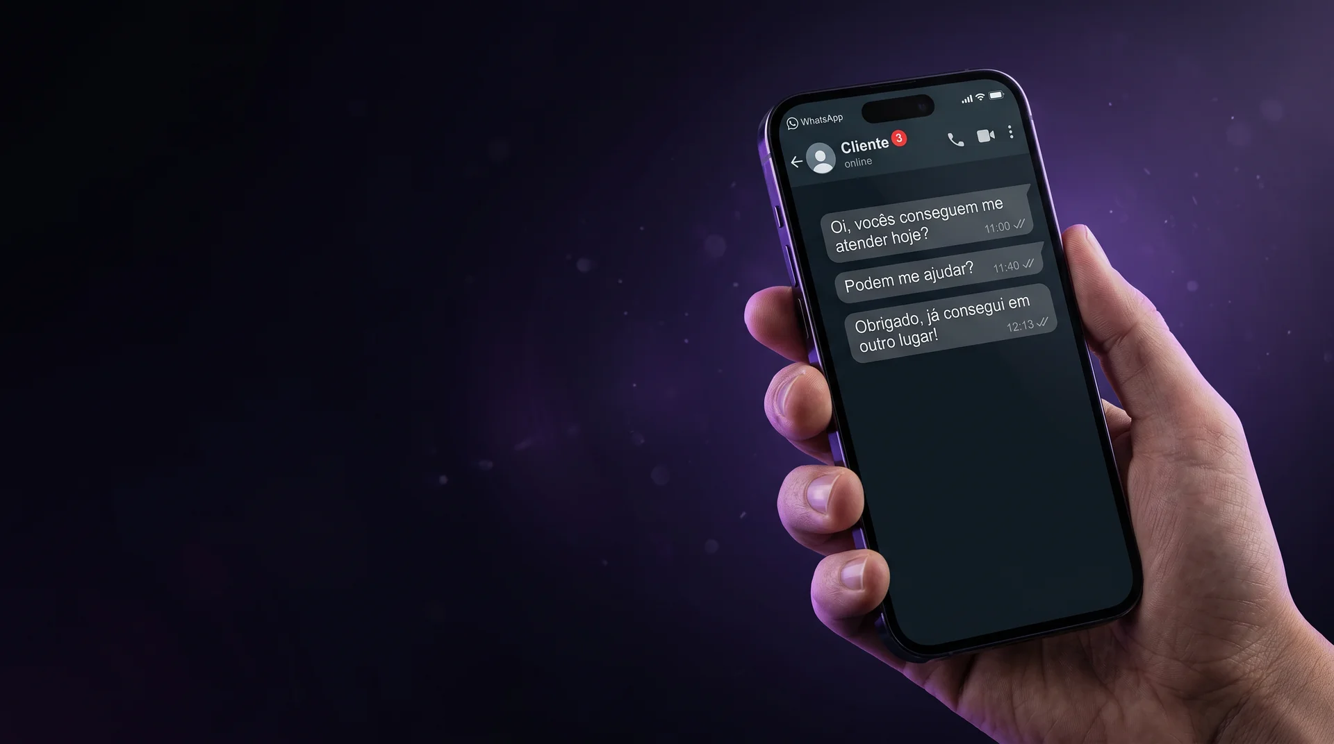 Mão segurando um celular com mensagens de clientes sem resposta
